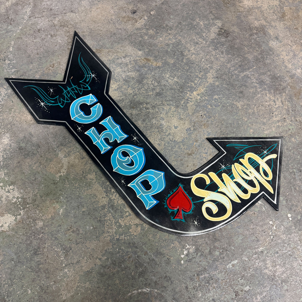 Großer handbemalter Holzpfeil – „CHOP SHOP“