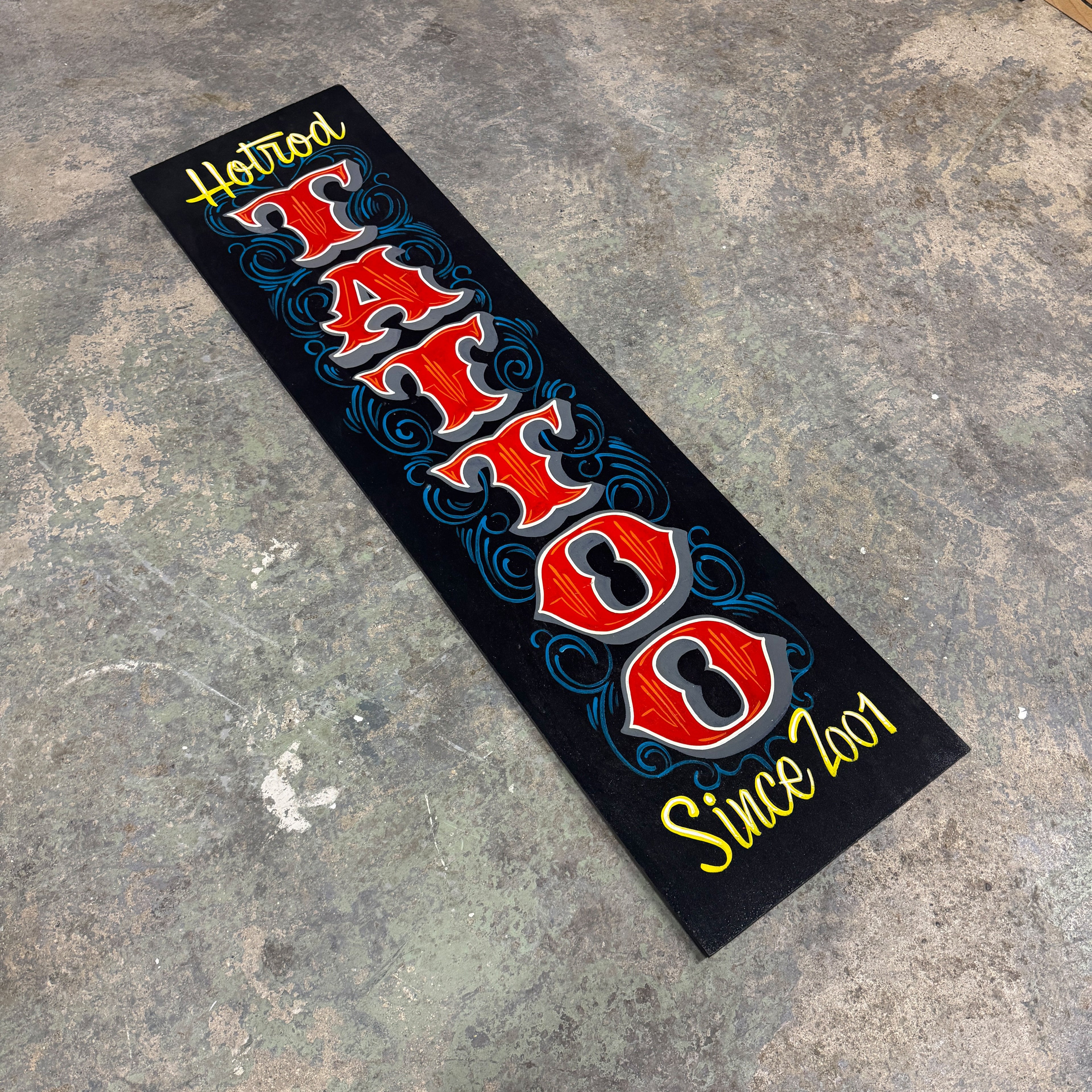 Großes, handbemaltes Holzschild – „Hotrod Tattoo Since 2001“