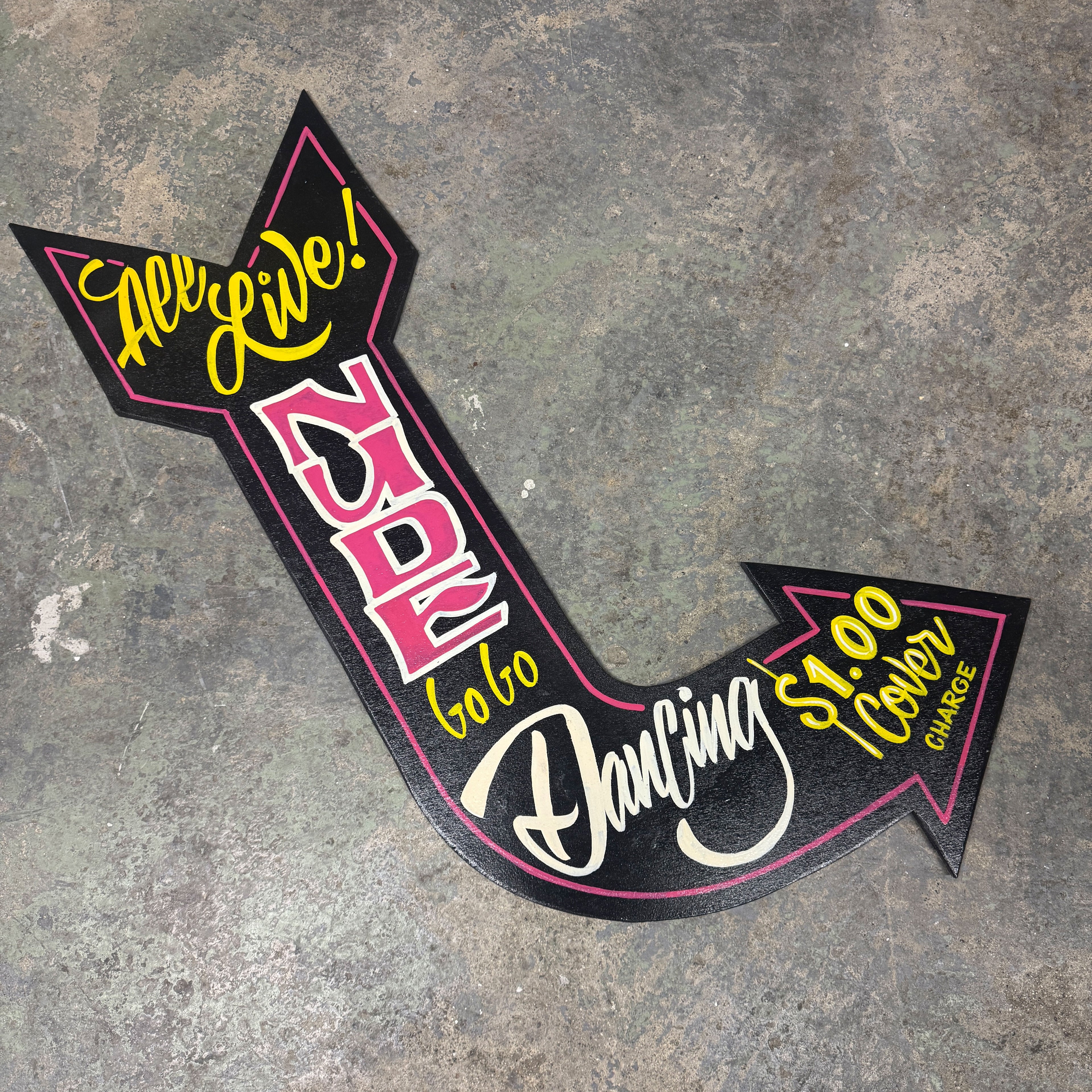 Großer handbemalter Holzpfeil – „All Live Nude GoGo Dancing“