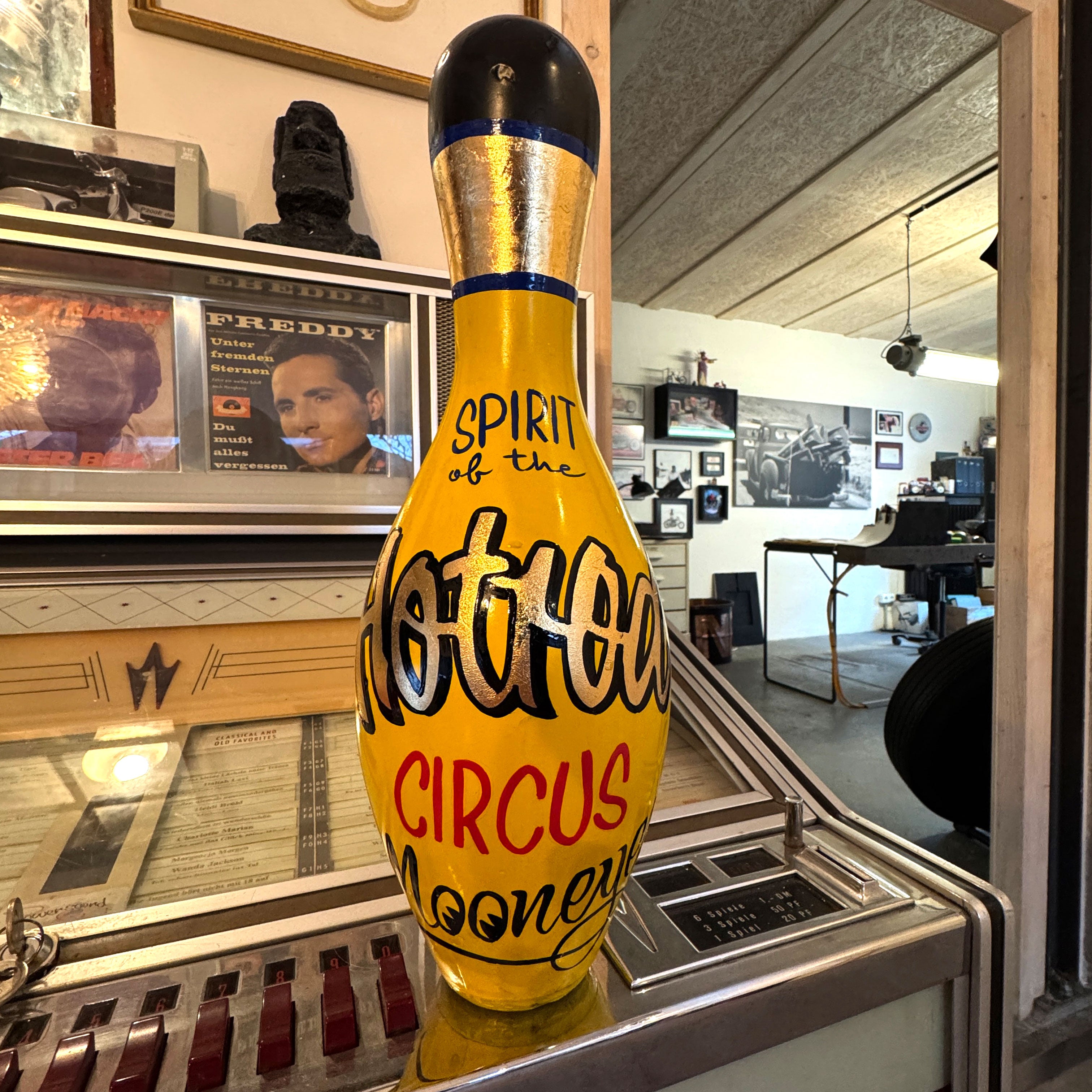 Handbemalter Bowling Pin – „Mooneyes“ – Teilweise vergoldet