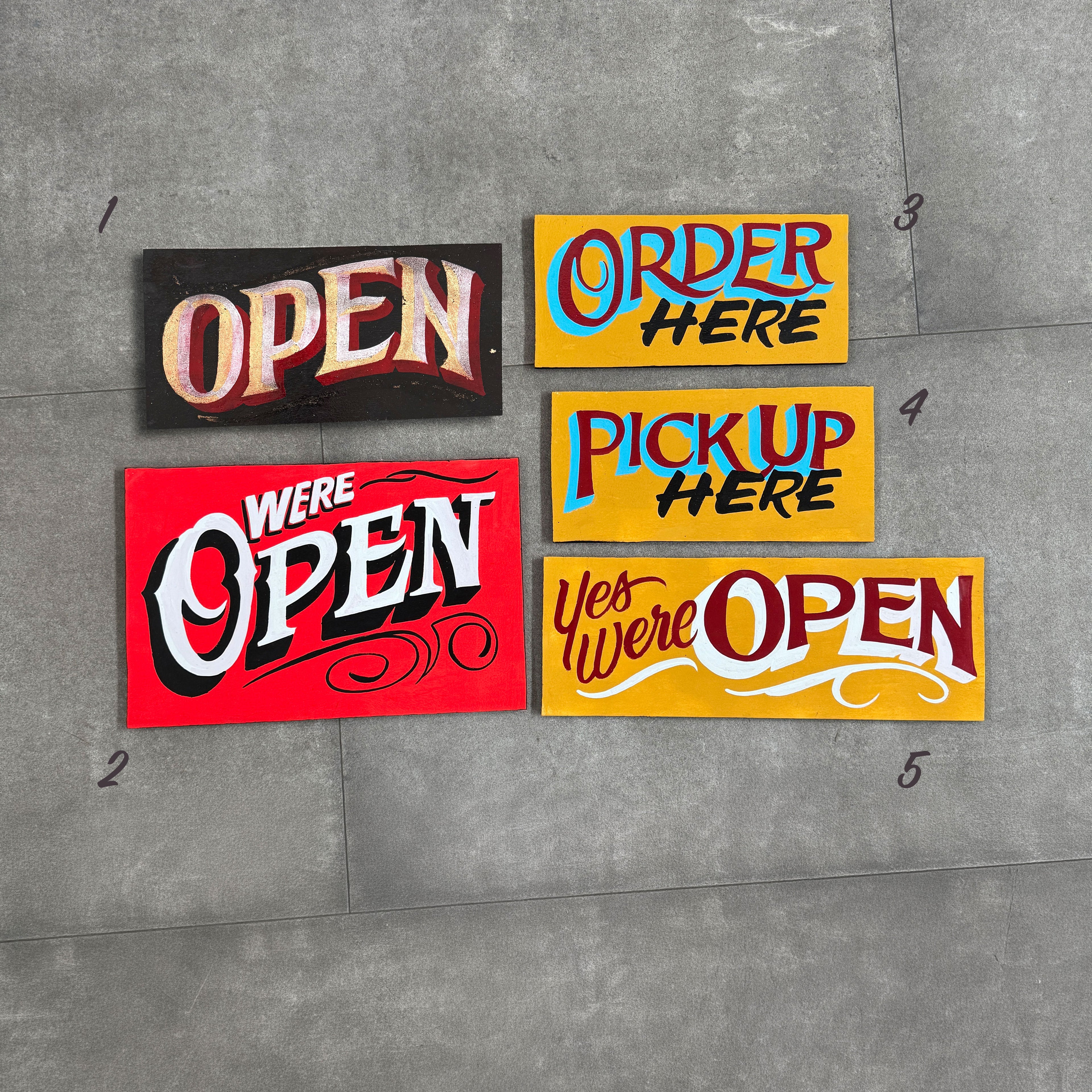 Handgemalte Schildern – „Open“, „Order“ und „Pickup“