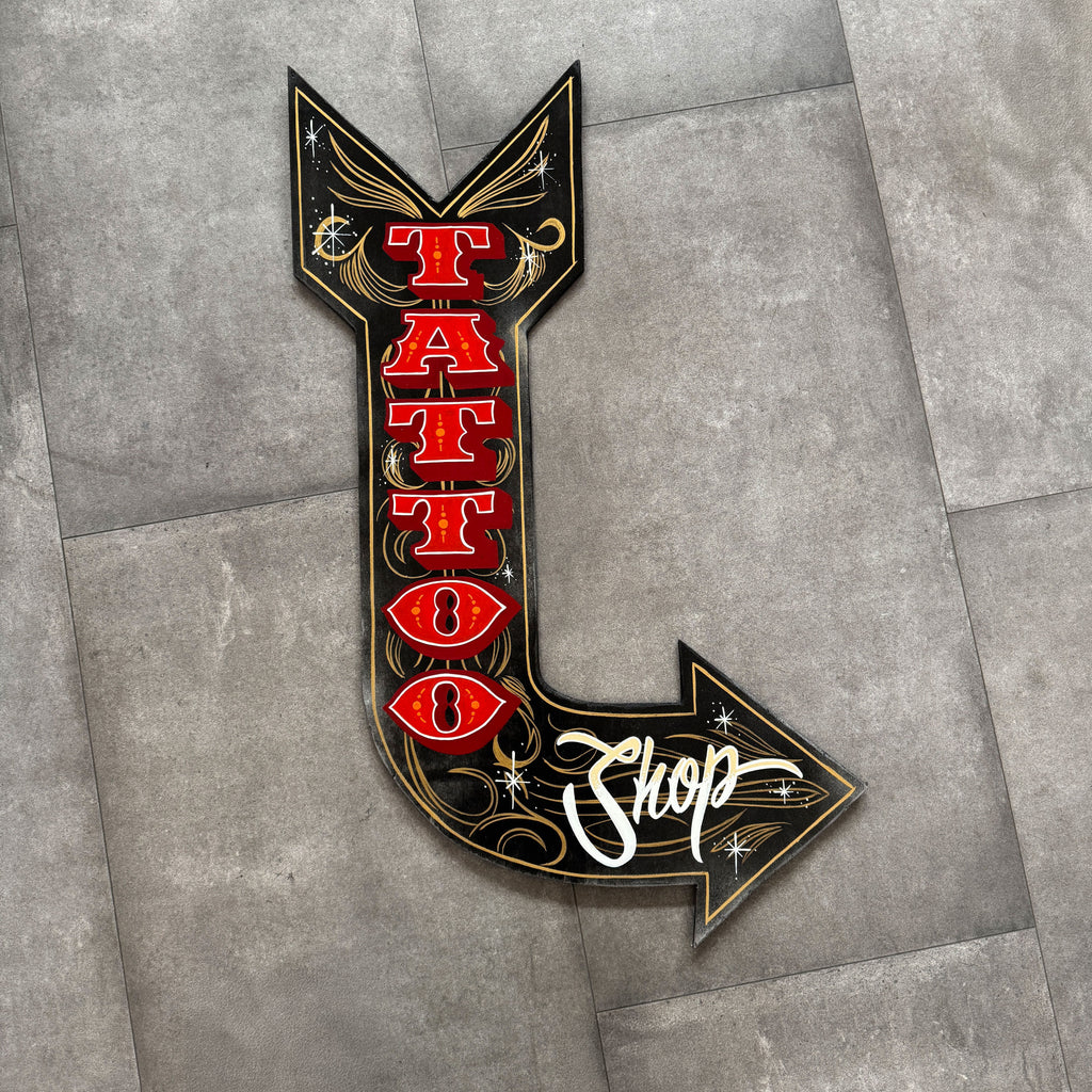 Großer handbemalter Holzpfeil – „Tattoo Shop“
