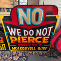 Handbemaltes Holzschild – „NO! We do not Pierce…“