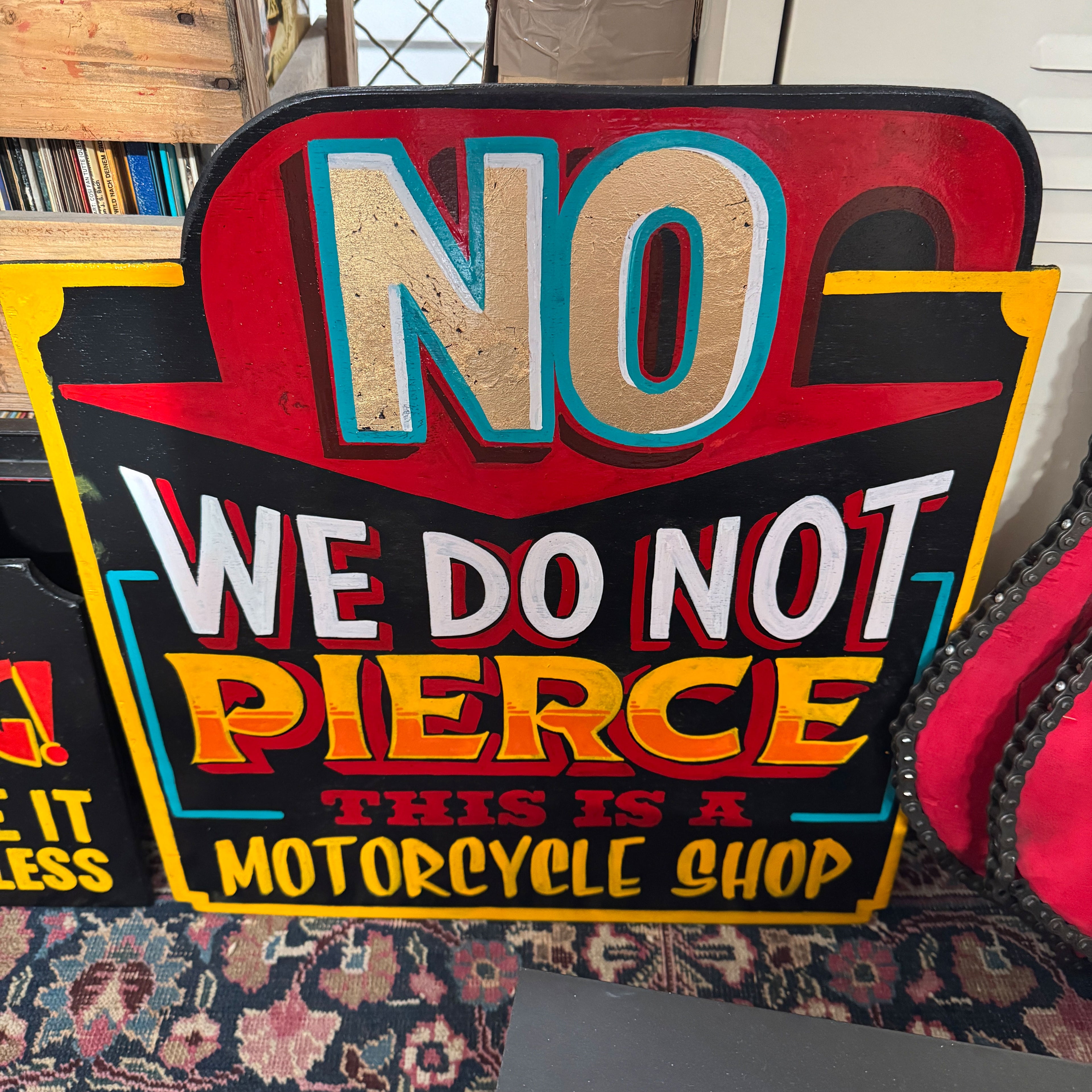 Handbemaltes Holzschild – „NO! We do not Pierce…“