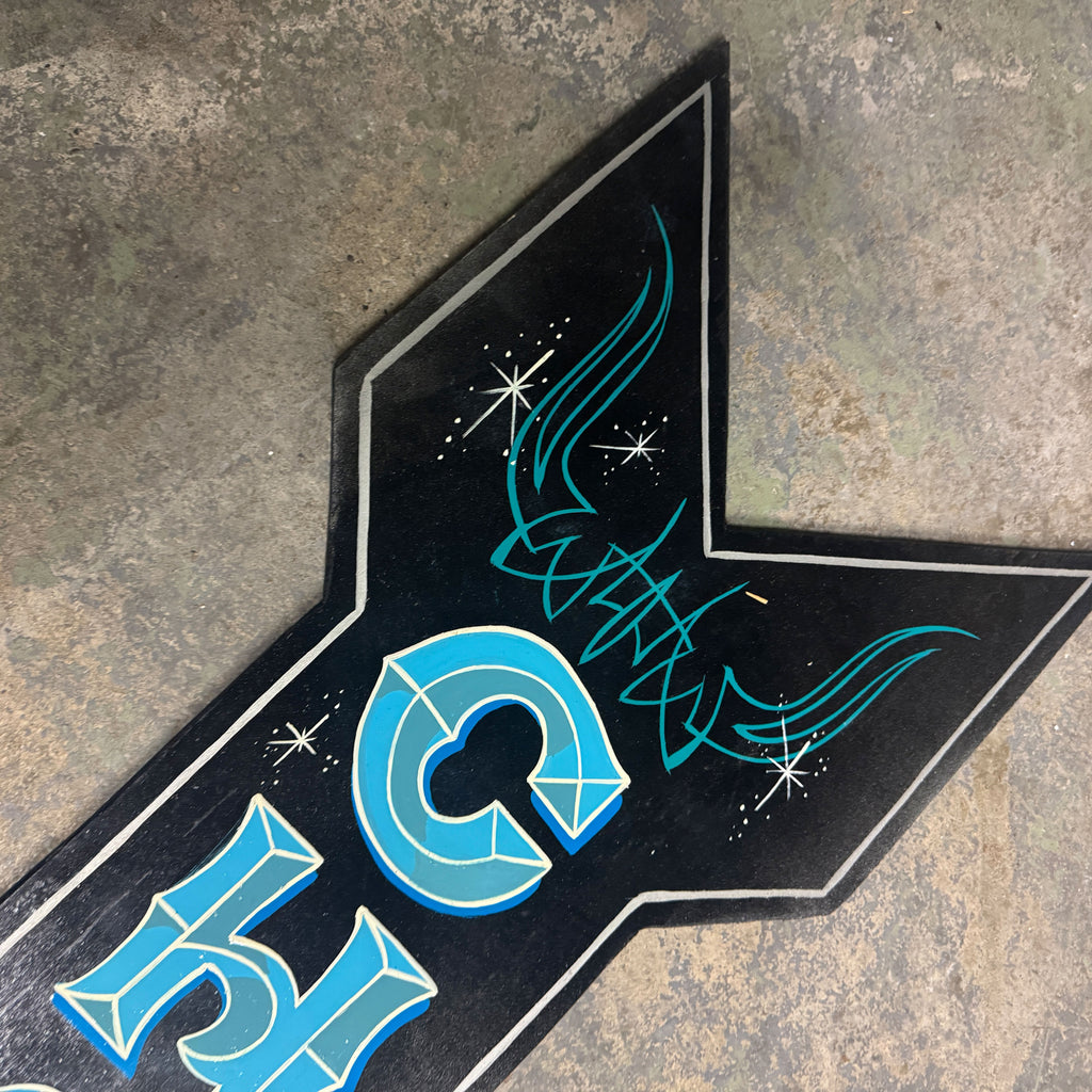 Großer handbemalter Holzpfeil – „CHOP SHOP“