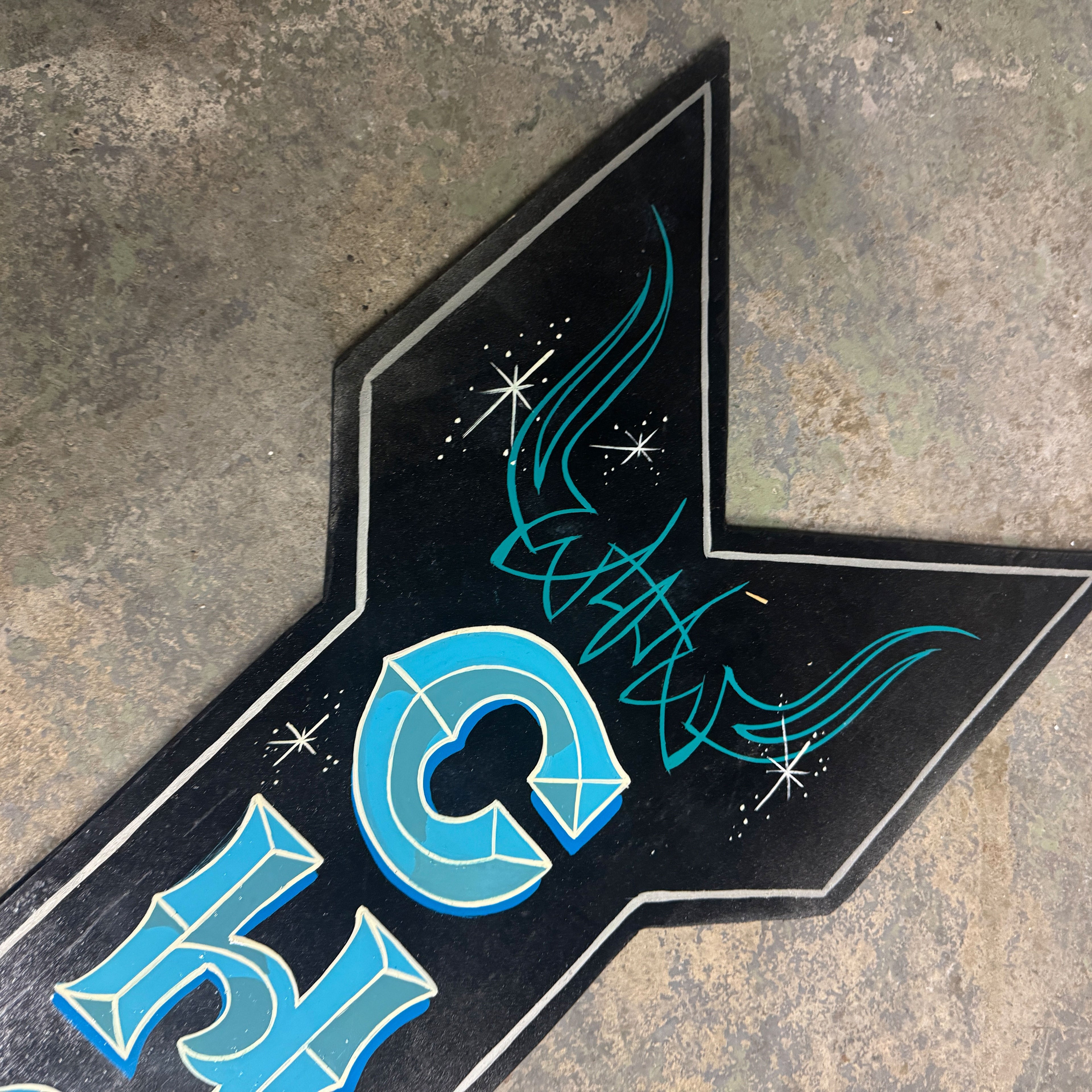 Großer handbemalter Holzpfeil – „CHOP SHOP“