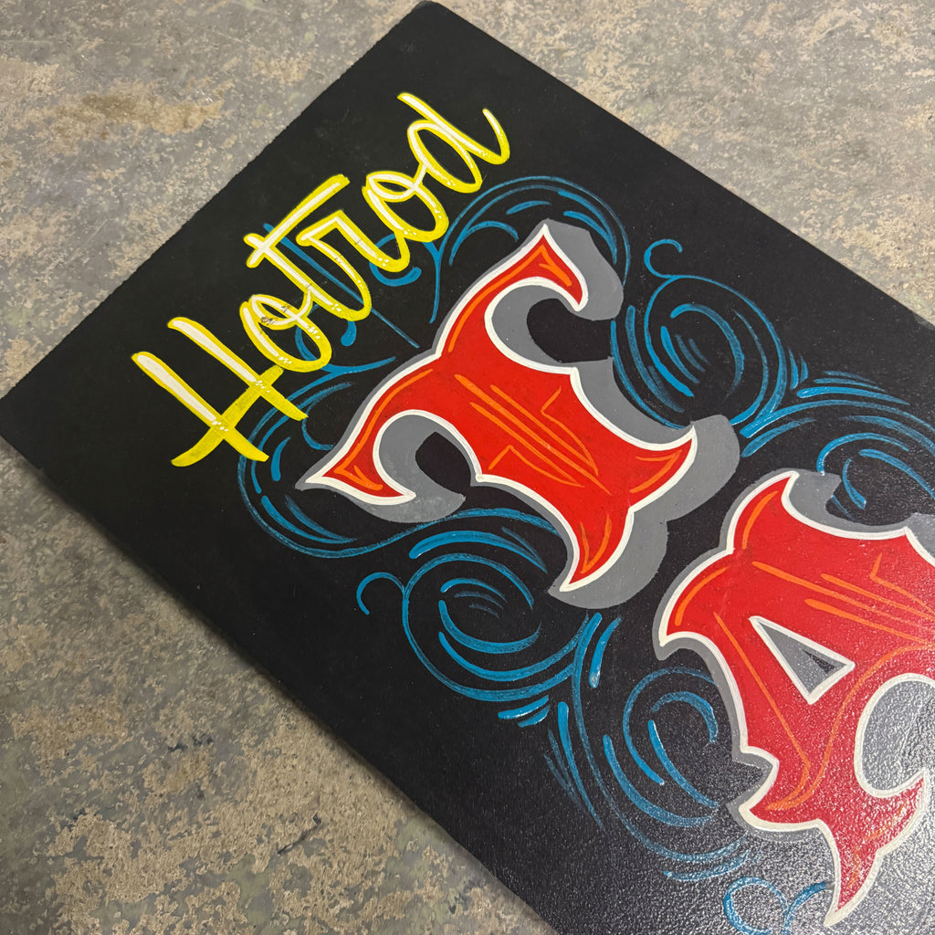 Großes, handbemaltes Holzschild – „Hotrod Tattoo Since 2001“