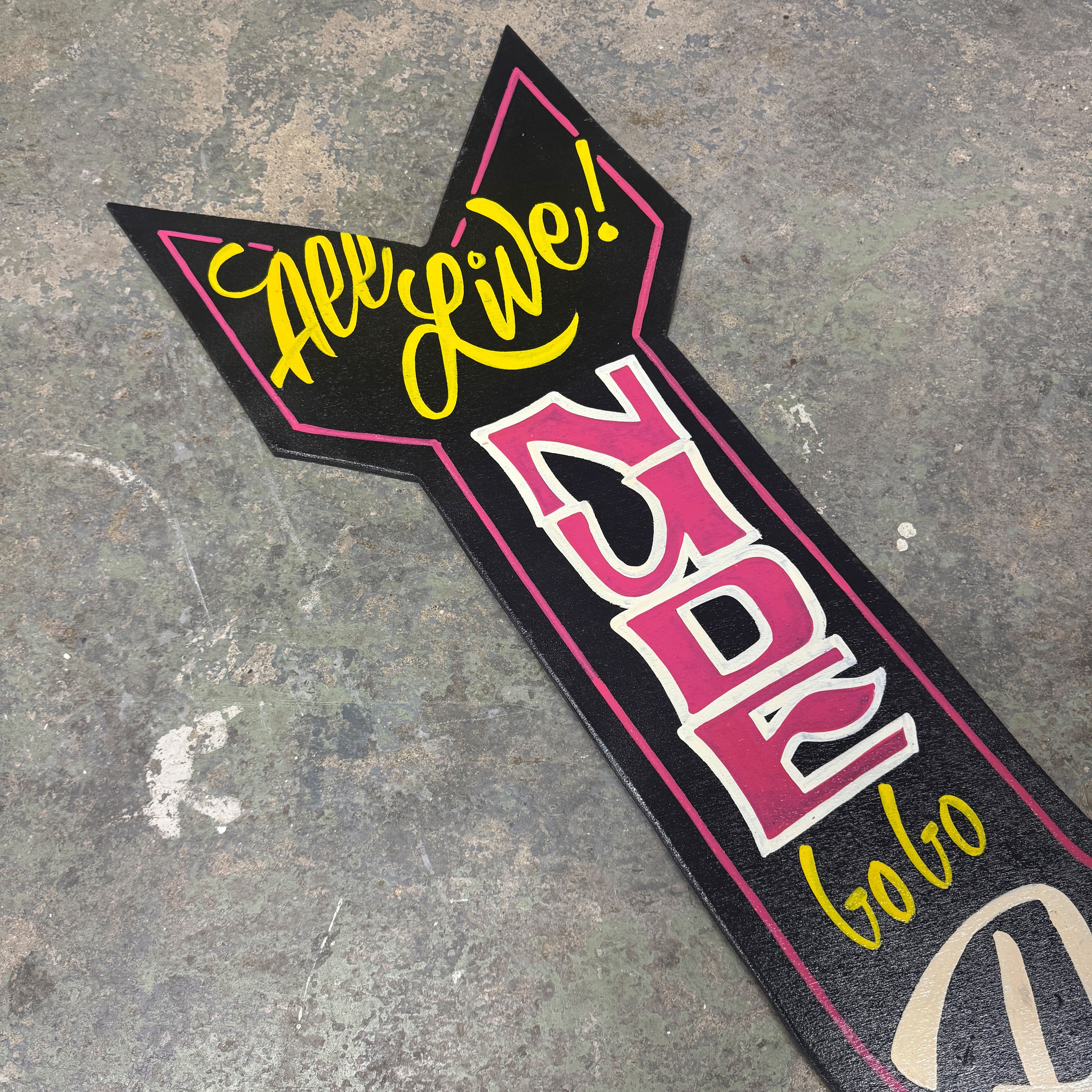 Großer handbemalter Holzpfeil – „All Live Nude GoGo Dancing“