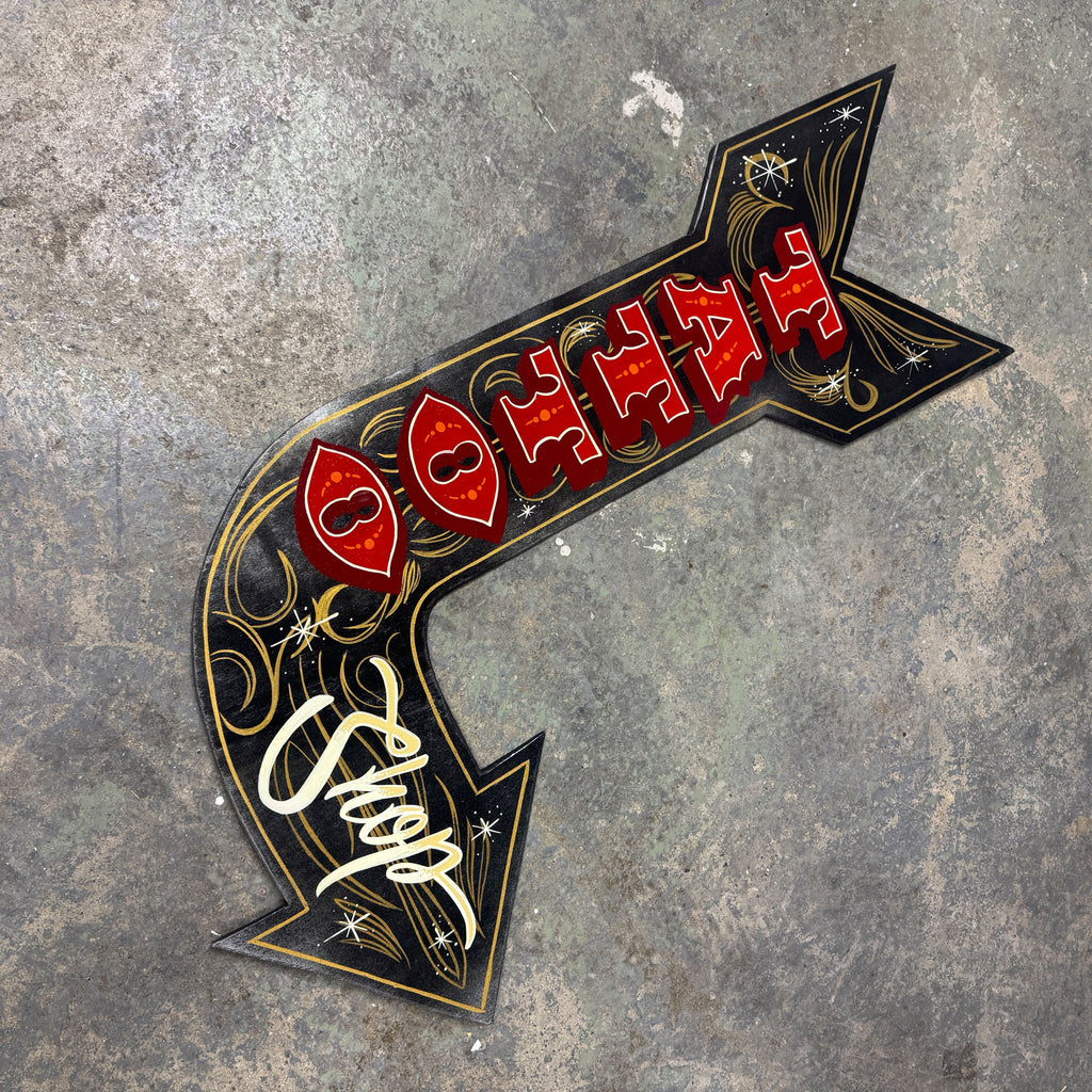 Großer handbemalter Holzpfeil – „Tattoo Shop“