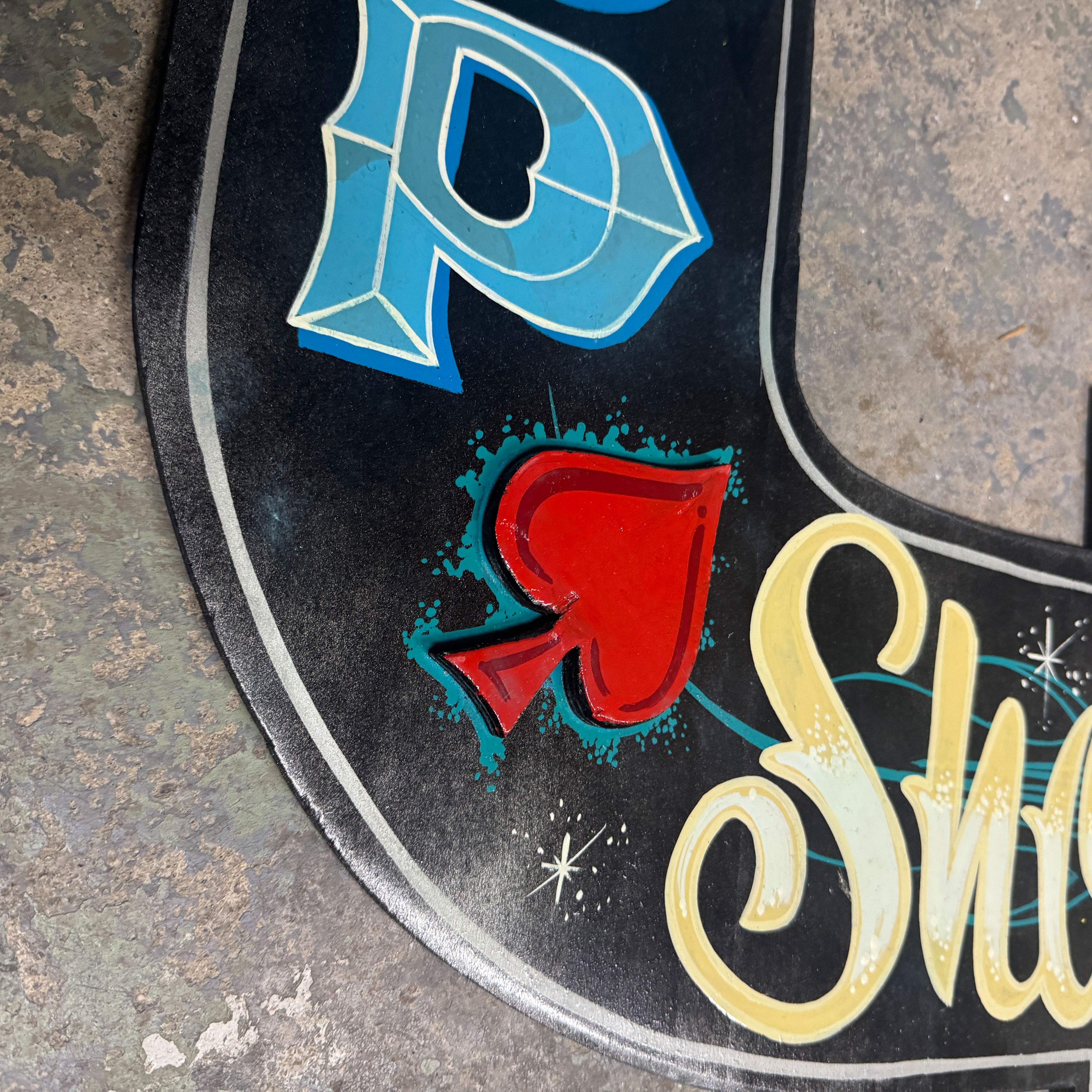 Großer handbemalter Holzpfeil – „CHOP SHOP“