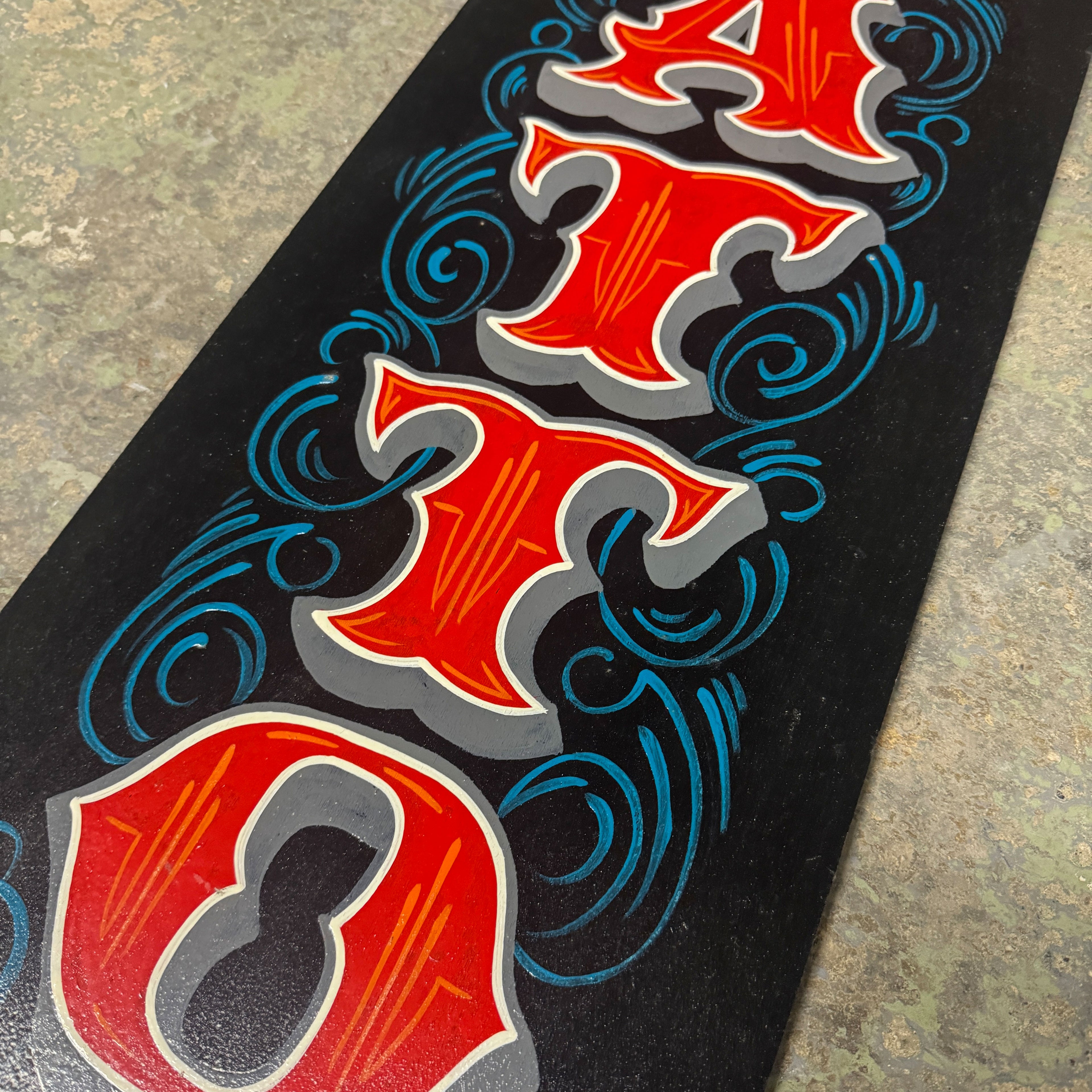 Großes, handbemaltes Holzschild – „Hotrod Tattoo Since 2001“