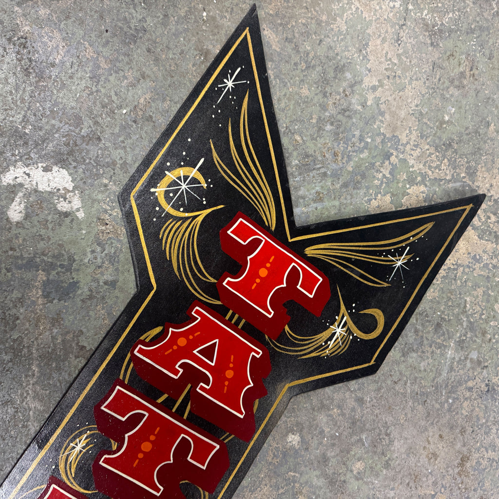 Großer handbemalter Holzpfeil – „Tattoo Shop“