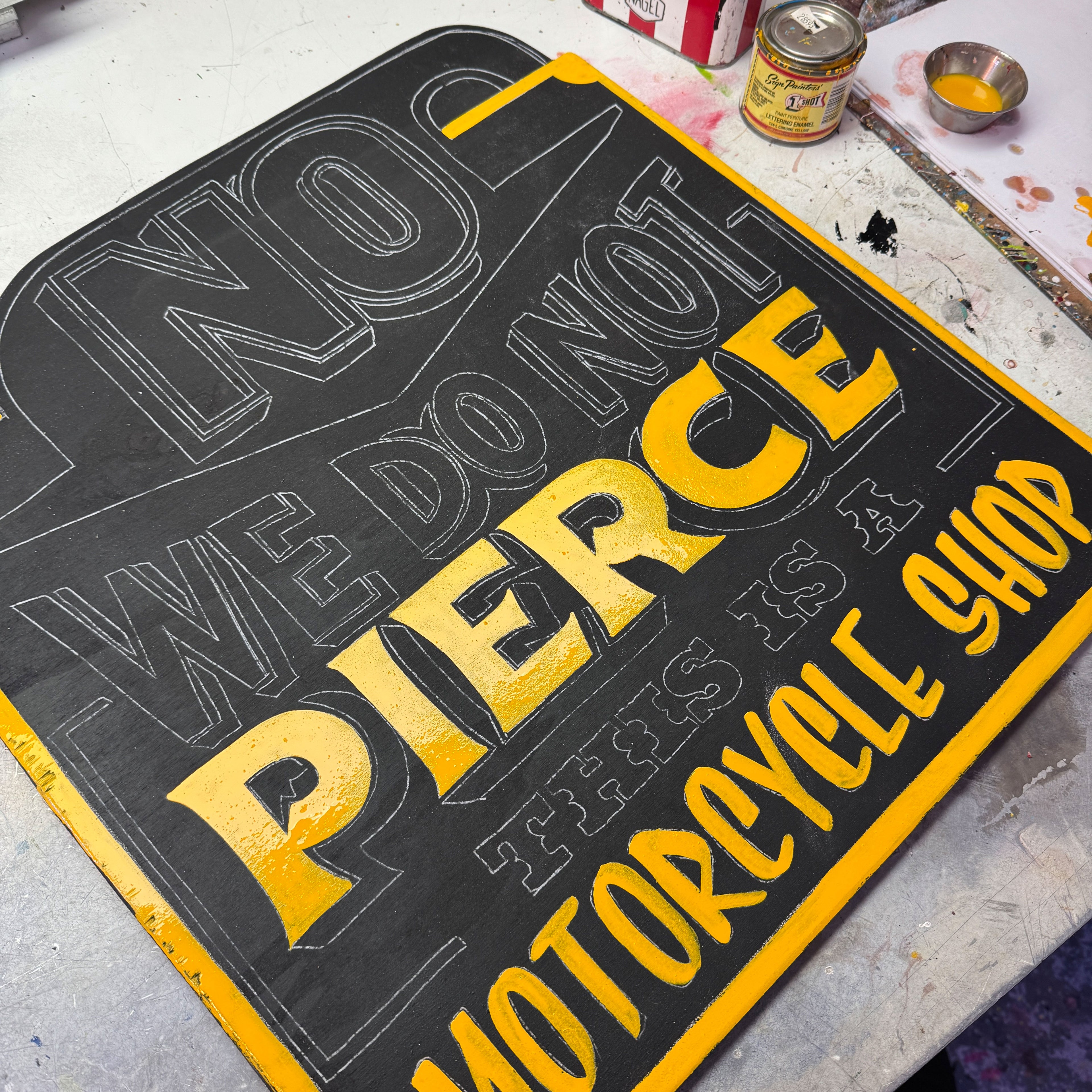 Handbemaltes Holzschild – „NO! We do not Pierce…“