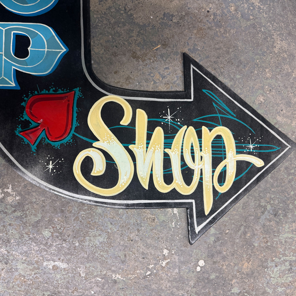 Großer handbemalter Holzpfeil – „CHOP SHOP“