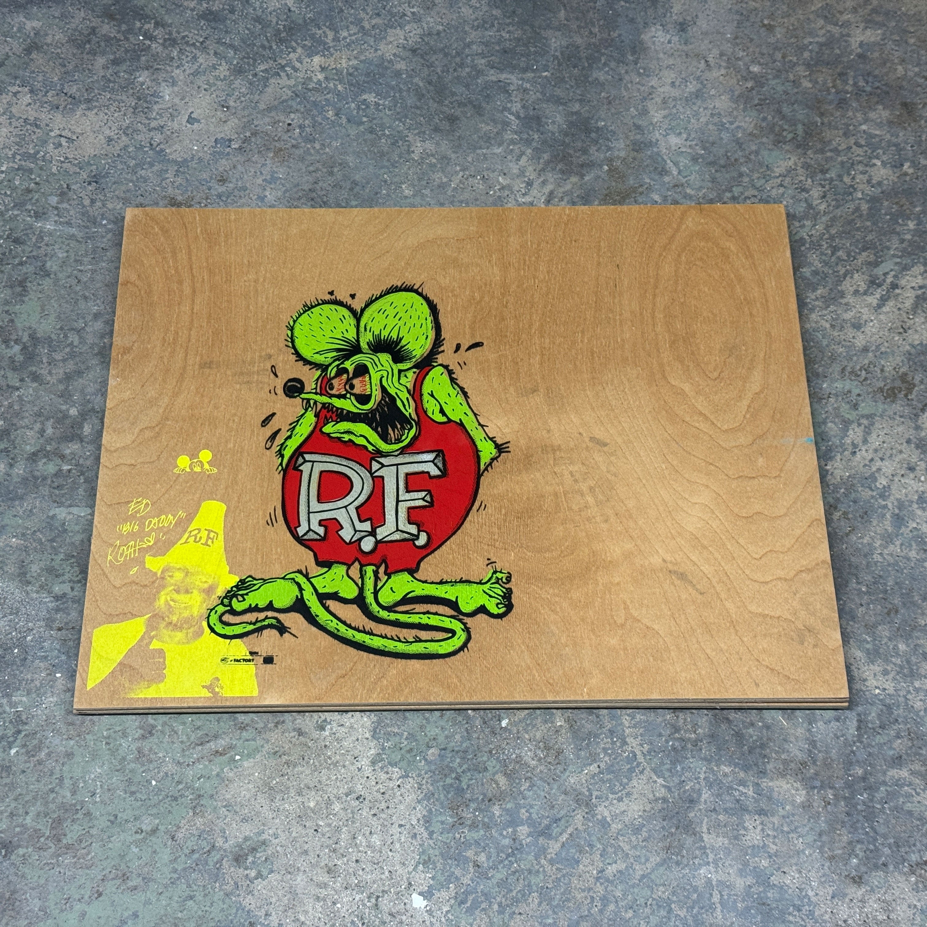 Rat Fink – Mehrfarbiger Siebdruck auf Holzplatte