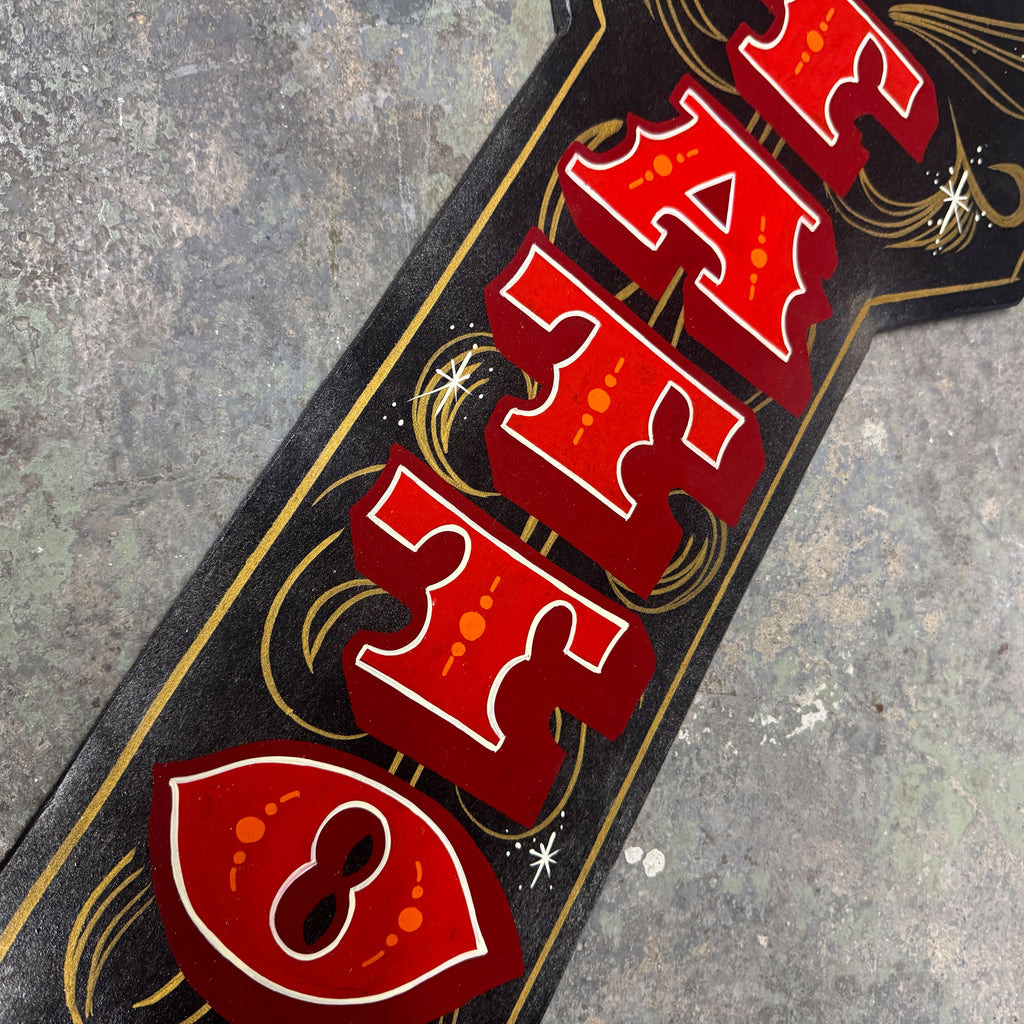 Großer handbemalter Holzpfeil – „Tattoo Shop“