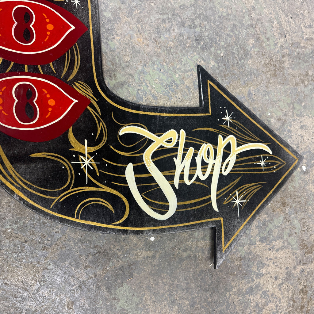 Großer handbemalter Holzpfeil – „Tattoo Shop“